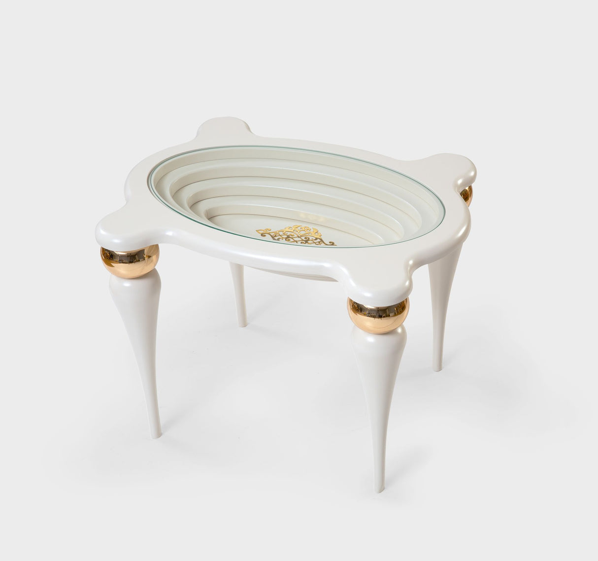 طاولة جانبية بلون كريمي ذهبي