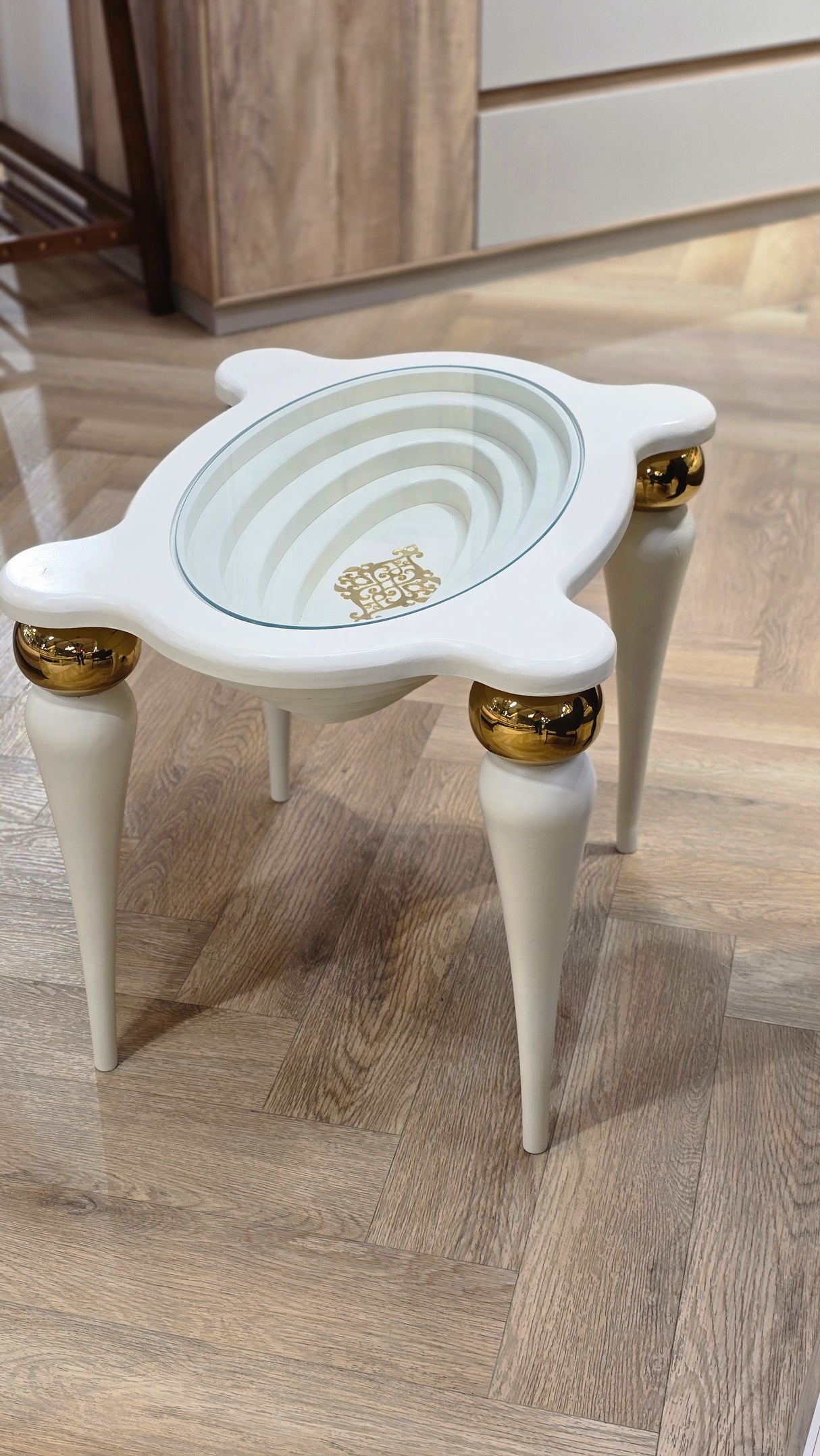 طاولة جانبية بلون كريمي ذهبي