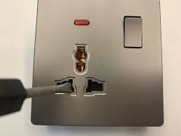 Black B034 250V 1Gang 13A Switched Universal Socket With Indicator