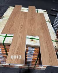 SPC Skirting DB4201 – 2400×100×15mm Classic Wood Look