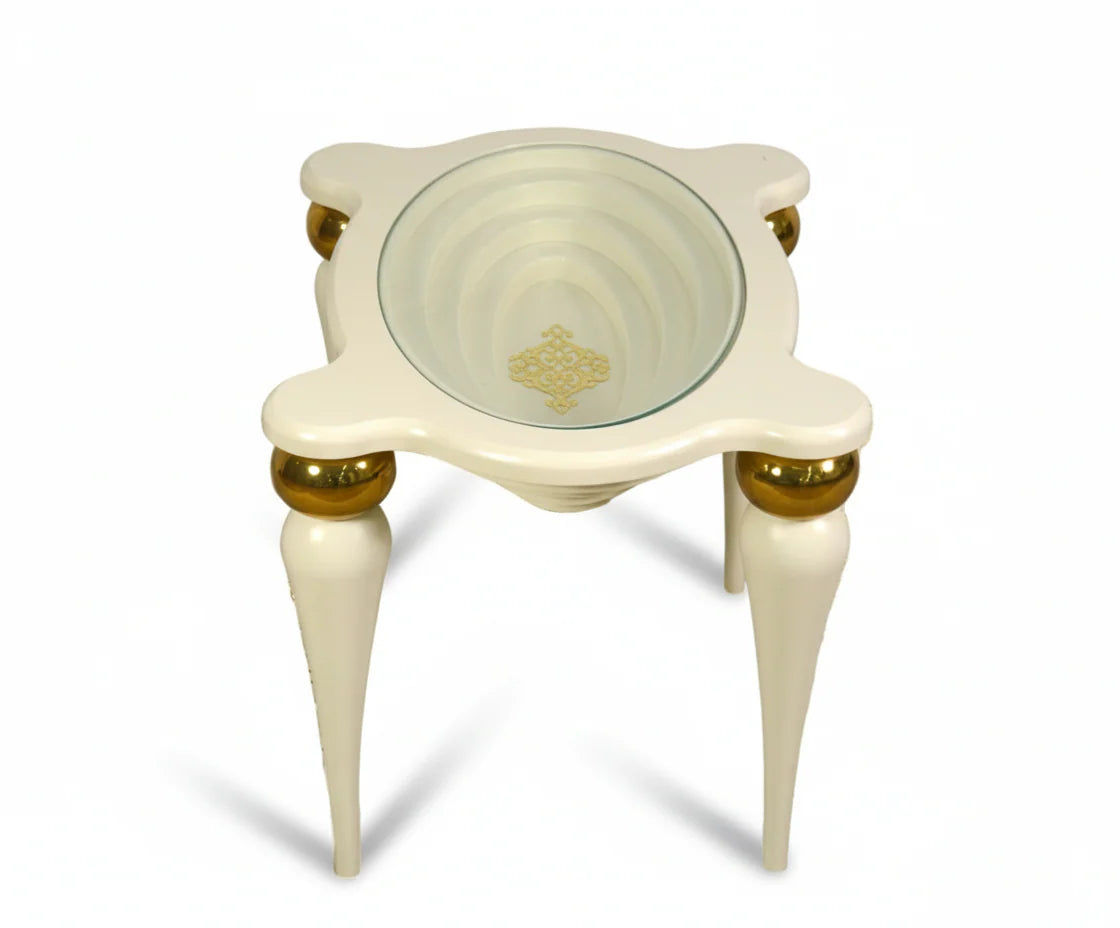 طاولة جانبية بلون كريمي ذهبي